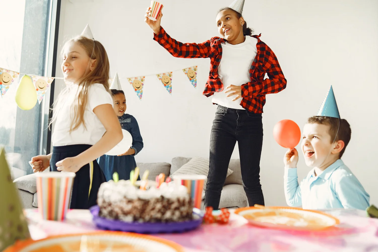 Enfants réunis pour un anniversaire, photo d’illustration